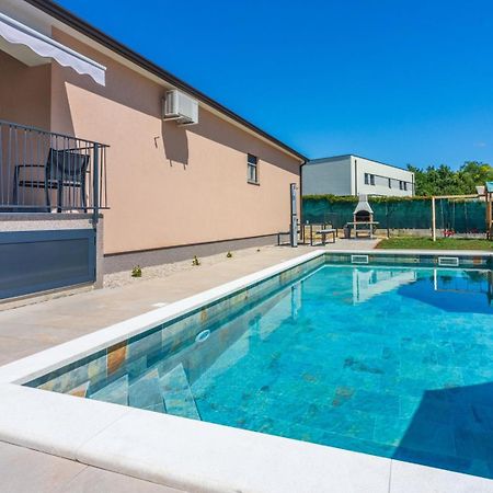 Poolside Holiday House Лабин Екстериор снимка