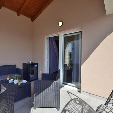 Poolside Holiday House Лабин Екстериор снимка