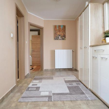 Poolside Holiday House Лабин Екстериор снимка