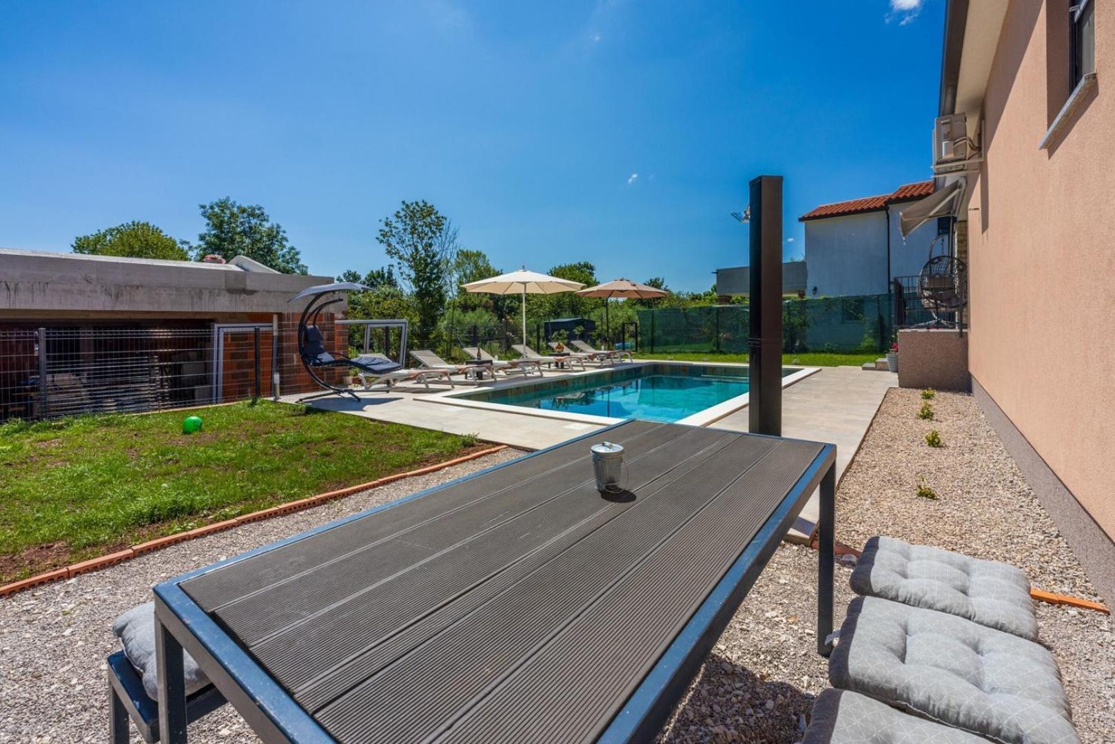 Poolside Holiday House Лабин Екстериор снимка