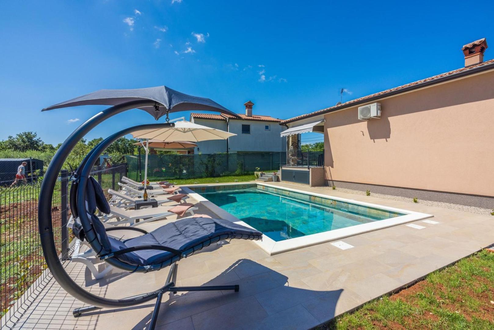 Poolside Holiday House Лабин Екстериор снимка