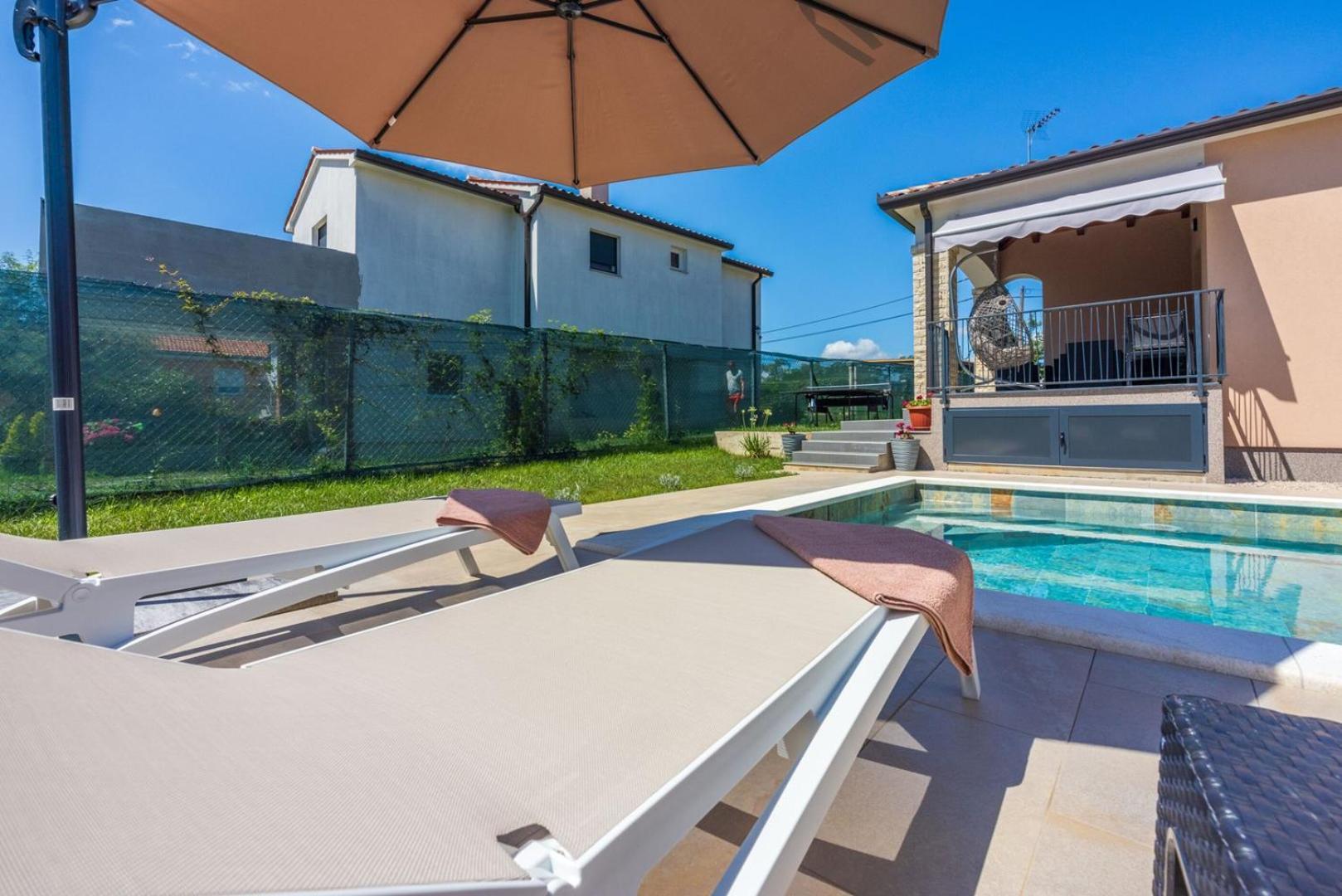 Poolside Holiday House Лабин Екстериор снимка