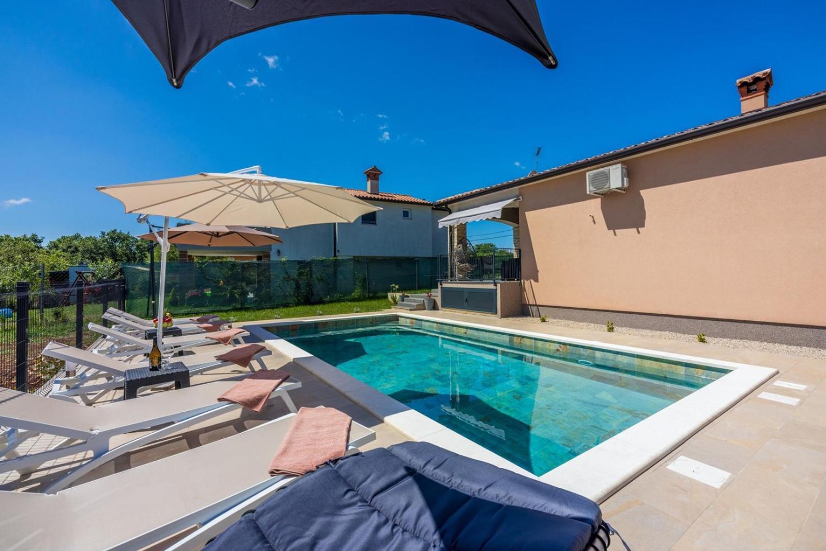 Poolside Holiday House Лабин Екстериор снимка
