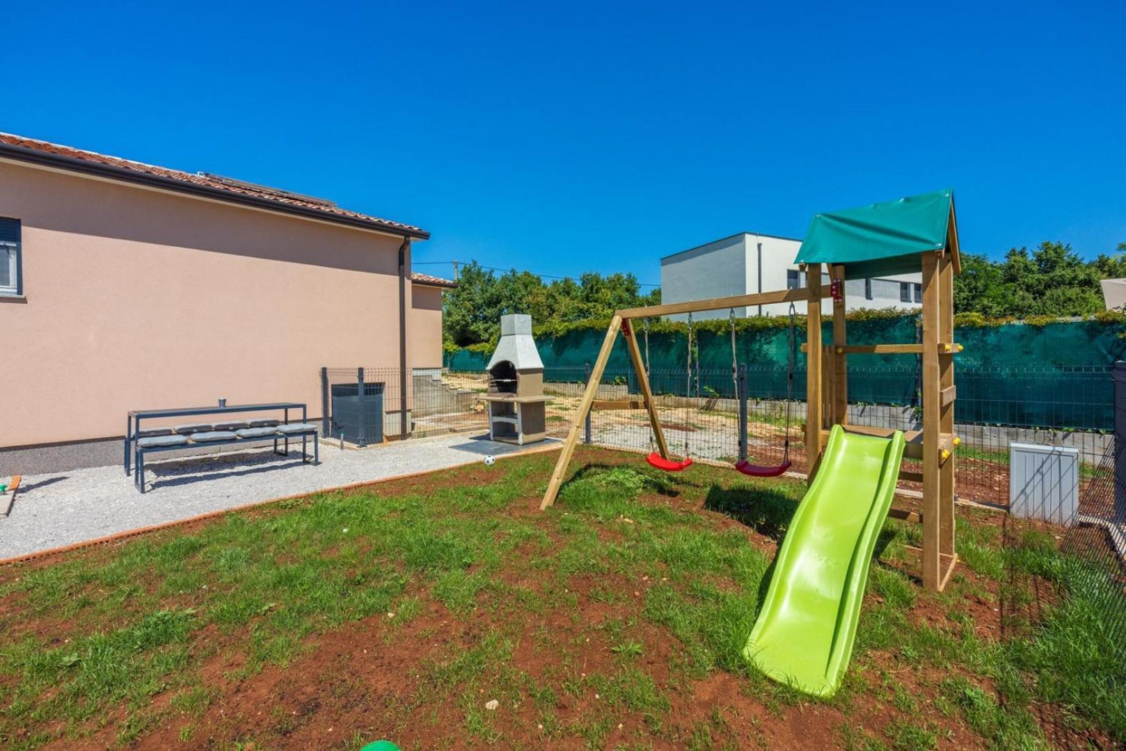 Poolside Holiday House Лабин Екстериор снимка