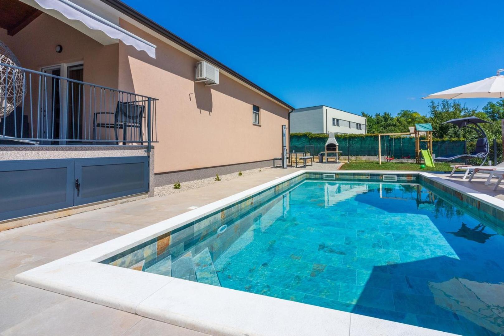 Poolside Holiday House Лабин Екстериор снимка