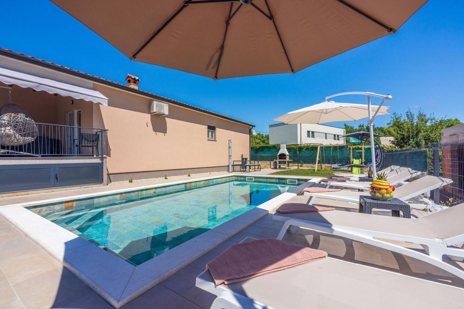 Poolside Holiday House Лабин Екстериор снимка