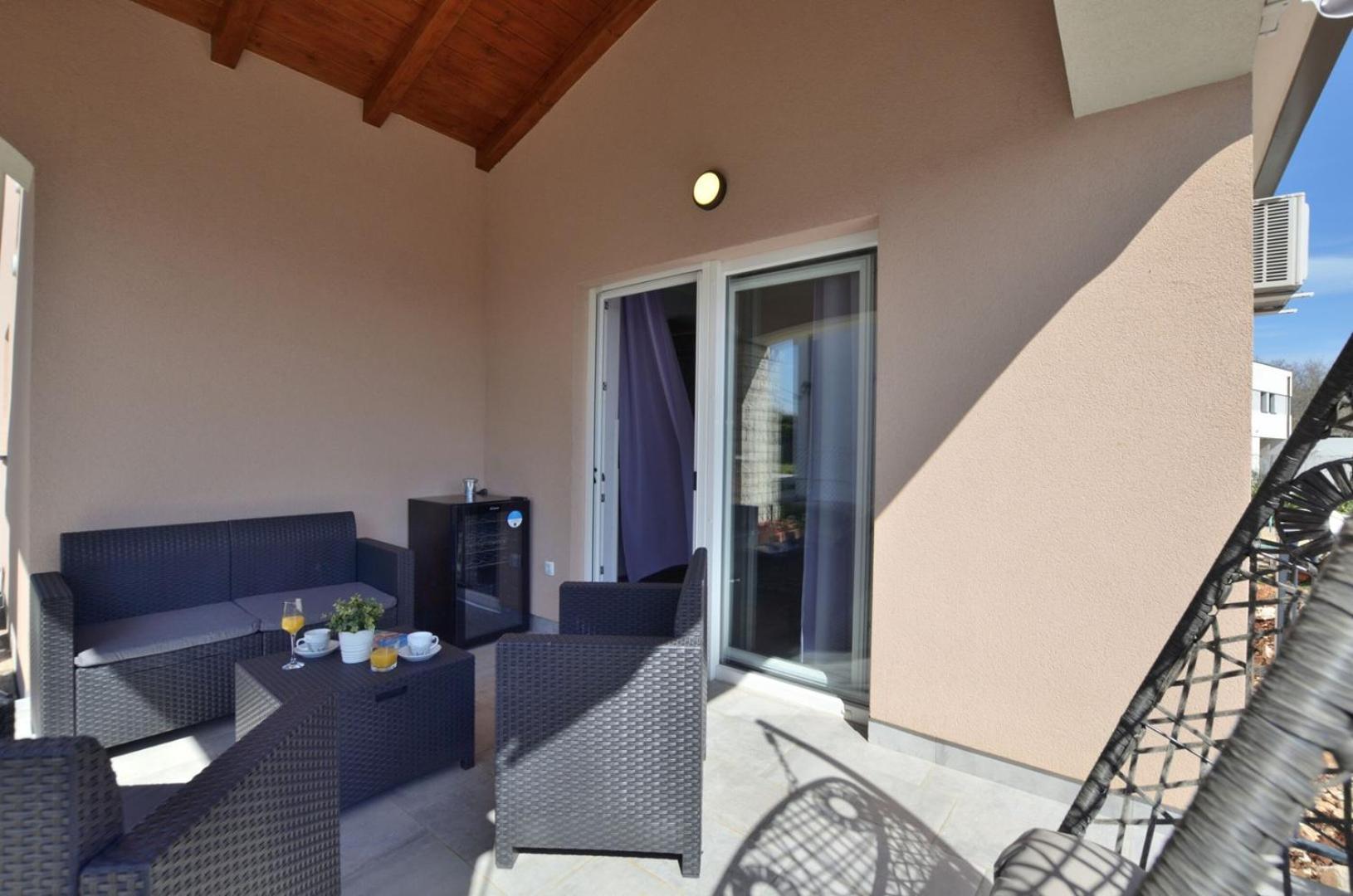 Poolside Holiday House Лабин Екстериор снимка