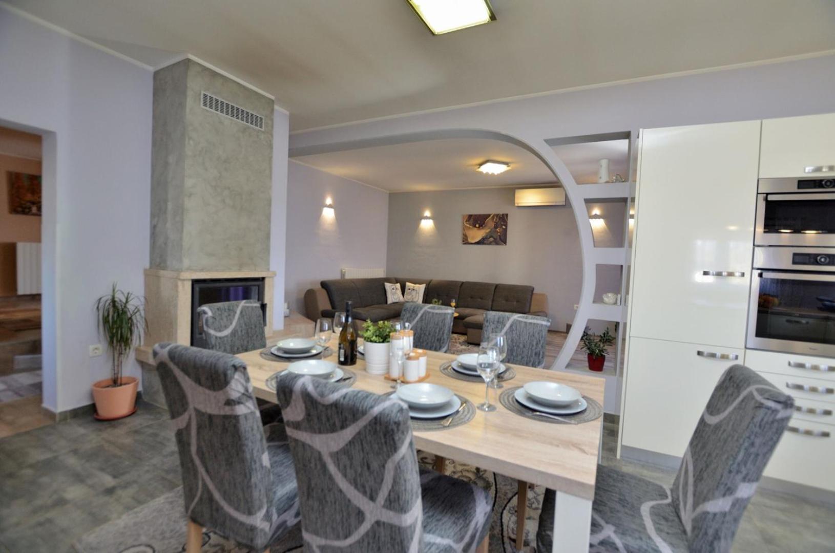 Poolside Holiday House Лабин Екстериор снимка