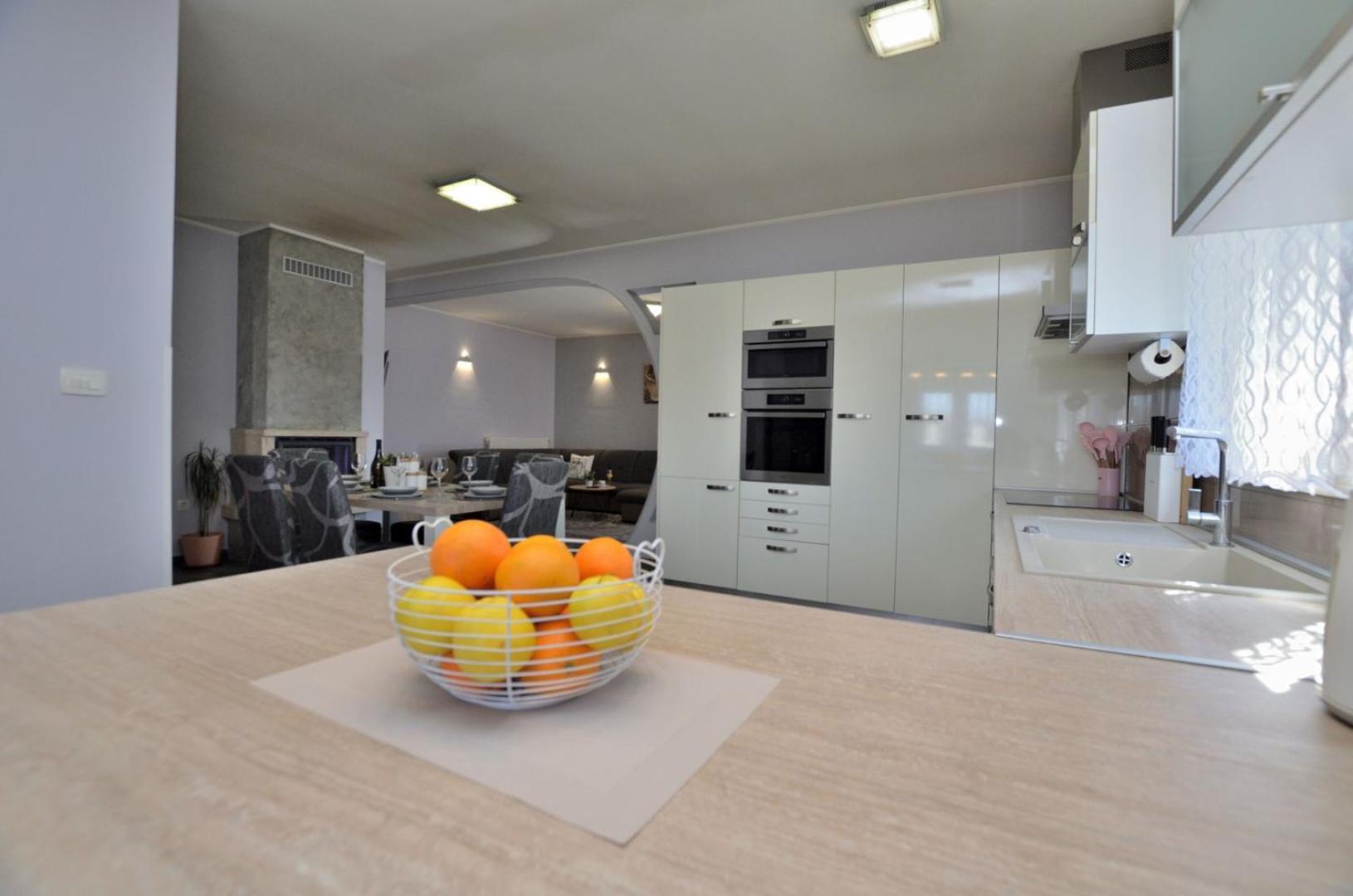 Poolside Holiday House Лабин Екстериор снимка