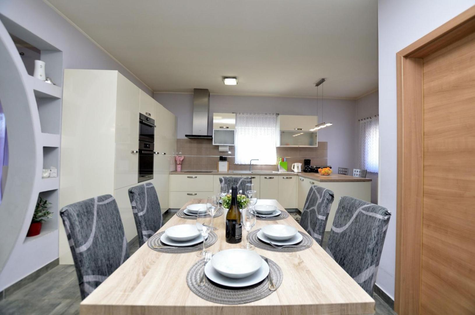 Poolside Holiday House Лабин Екстериор снимка
