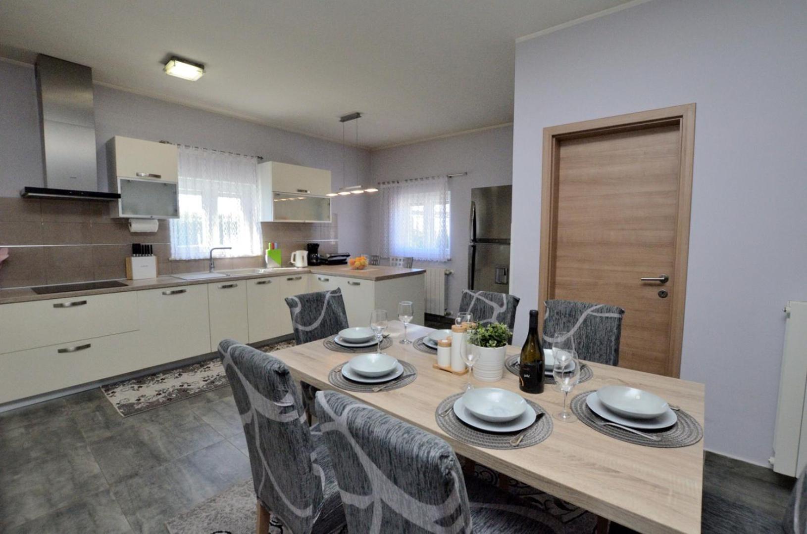 Poolside Holiday House Лабин Екстериор снимка