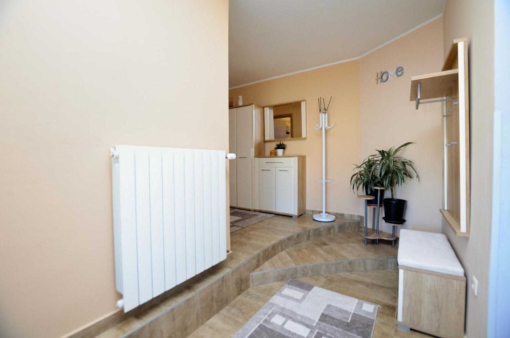 Poolside Holiday House Лабин Екстериор снимка