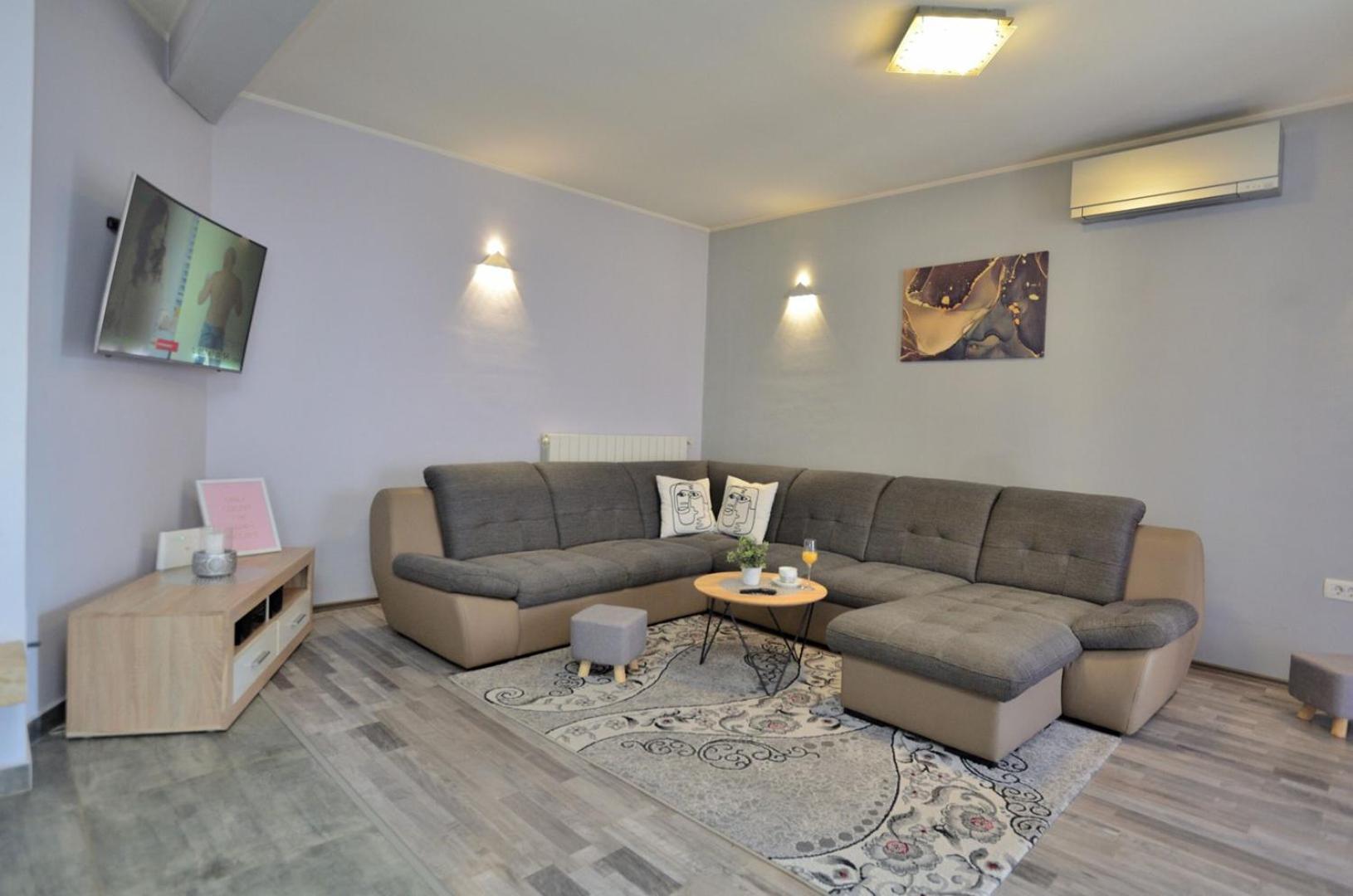 Poolside Holiday House Лабин Екстериор снимка