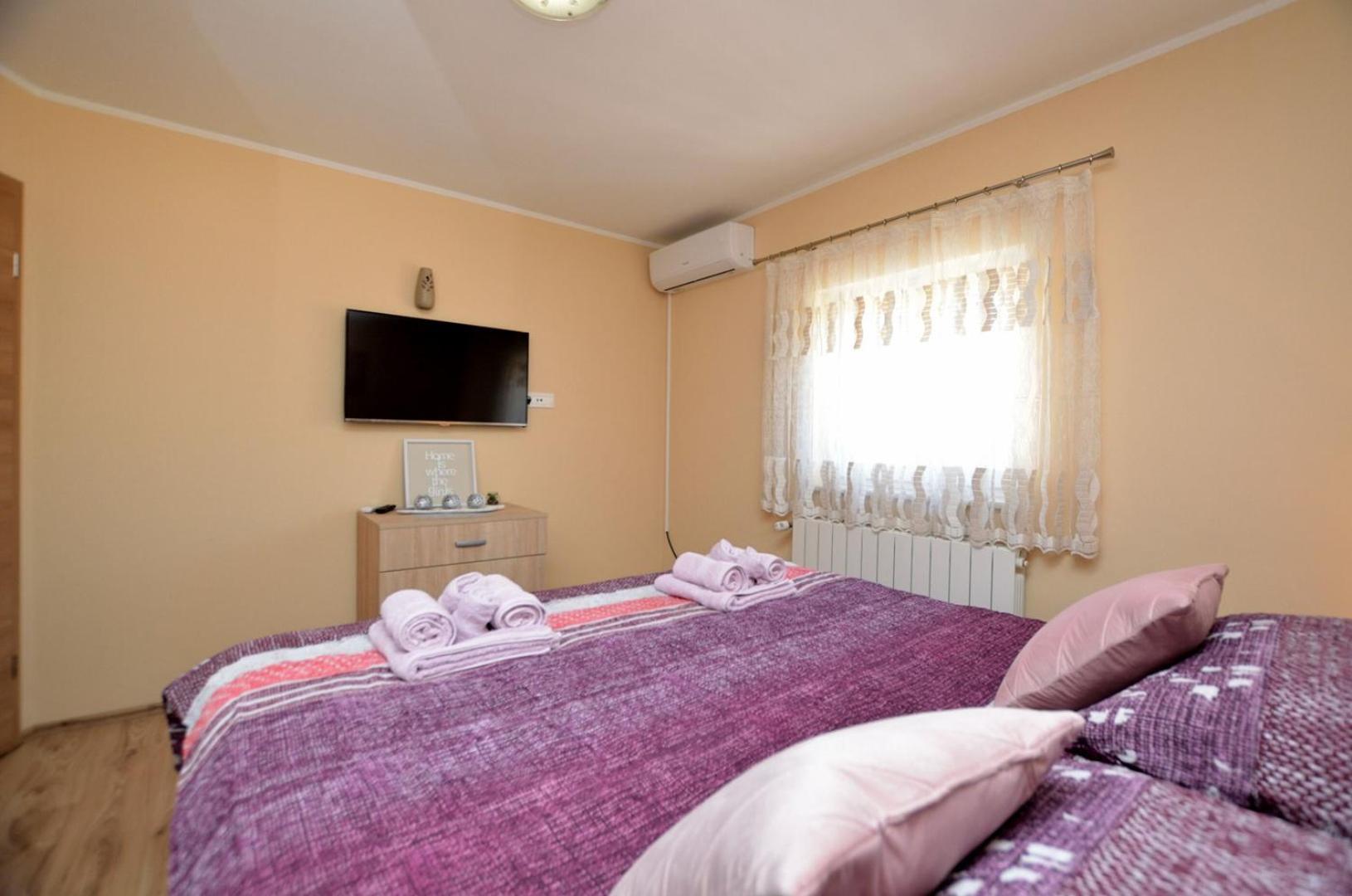 Poolside Holiday House Лабин Екстериор снимка